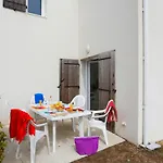 ホリデーパーク Goelia Les Grands Rochers レ・サ​​ーブル・ドロンヌ